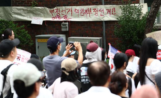 2천표 묶인 잠실 투표소 앞에 걸린 부정선거 현수막
