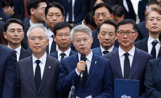 민주의문에서 인사하는 민형배 당선인