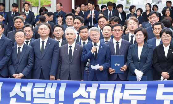 민주의문에서 앞에선  민형배 당선인
