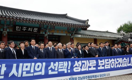 민주의 문에서 인사하는 당선인들