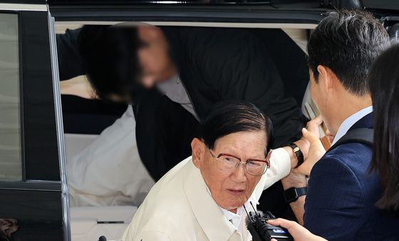 차에서 내리는 이만희 총회장