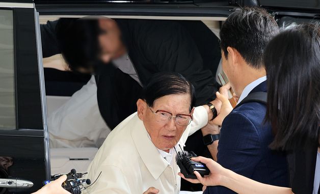 차에서 내리는 이만희 총회장