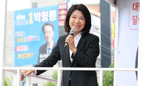 미소짓는 이진숙