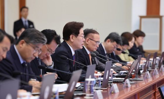 수석보좌관회의서 발언하는 이재명 대통령