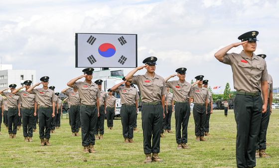 해병 신병 1329기 국기에 대한 경례