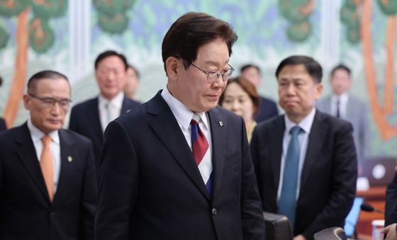 수석보좌관 회의 입장한 이재명 대통령