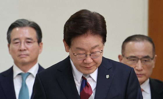 이재명 대통령 '수석보좌관 회의를 주재하기 위해'