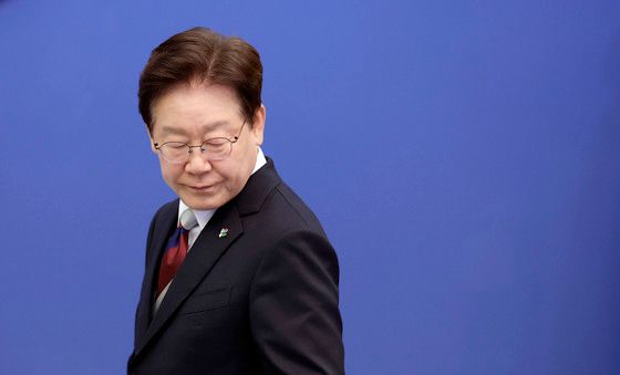 수석보좌관회의 참석하는 이재명 대통령
