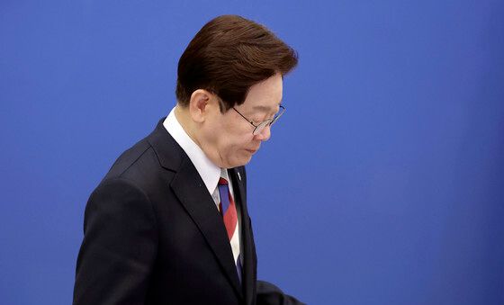 자리에 착석하는 이재명 대통령