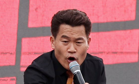발언하는 전한길