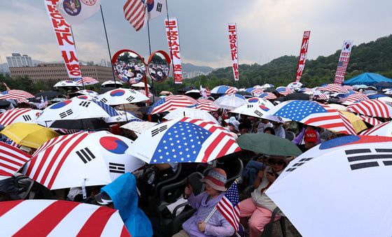 '투표용지 부족 사태' 중앙선관위에 모인 보수단체