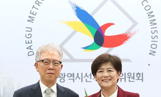 당선증 받은 강은희 대구시교육감 당선인