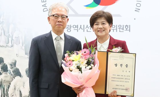 당선증 받은 강은희 대구시교육감 당선인