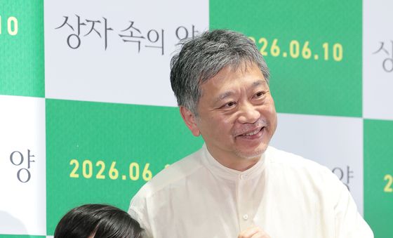 하트 포즈 취하는 고레에다 히로카즈 감독과 쿠와키 리무