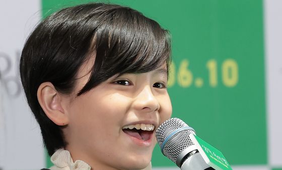 취재진 질문에 답하는 쿠와키 리무