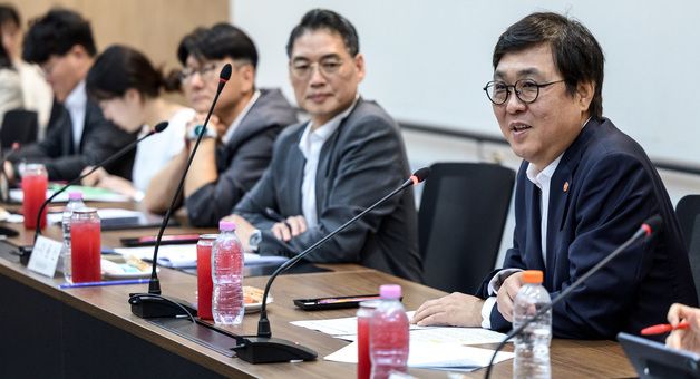 예술활동증명 제도 개편 TF 회의 모두발언하는 최휘영 장관