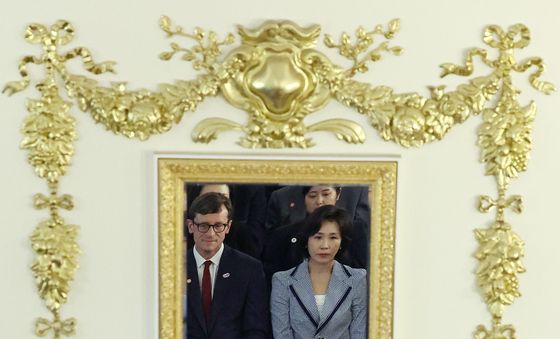 한·프랑스 수교 140주년 기념 공연 바라보는 김혜경 여사