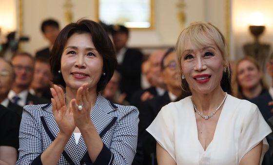 박수치는 김혜경 여사