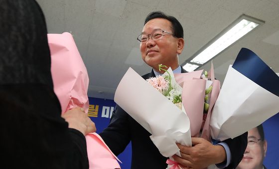 '희망캠프 해단식' 꽃다발 받는 김부겸