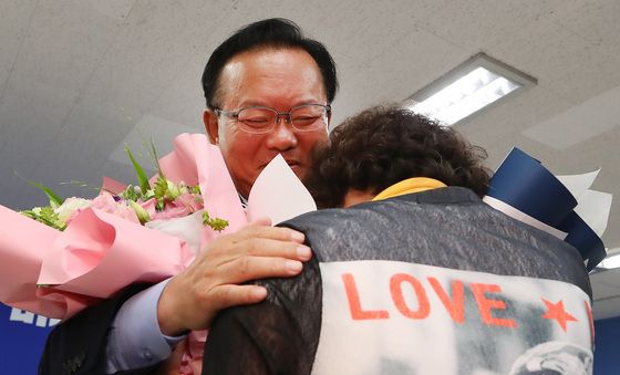 '희망캠프 해단식' 꽃다발 받는 김부겸
