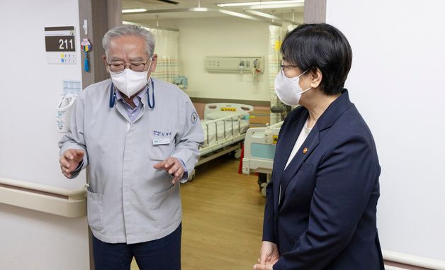 정은경 장관, 요양병원 호스피스 수가 시범사업 현장방문