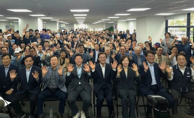 전재수 부산시장 당선인, 해단식서 다함께 '으랏차차'