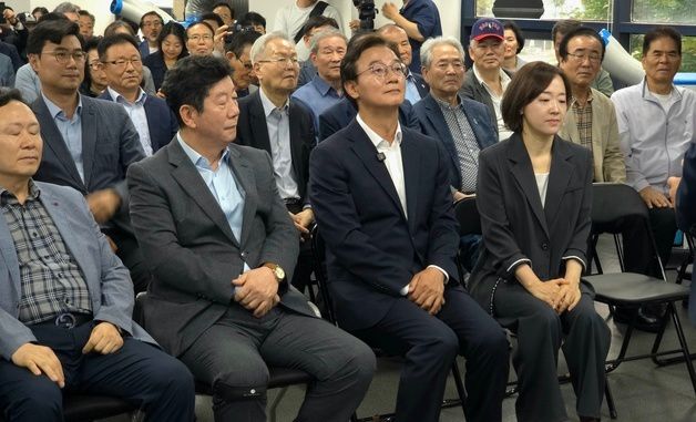생각에 잠긴 전재수