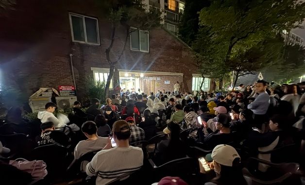 26시간째 계속되는 투표소 봉쇄