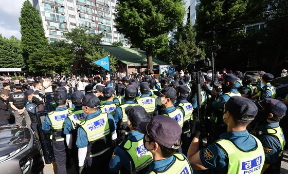 경찰과 대치하는 잠실7동 제2투포소