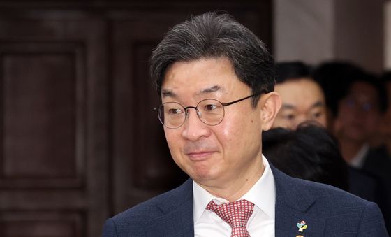 비상경제본부회의 참석하는 이억원 위원장