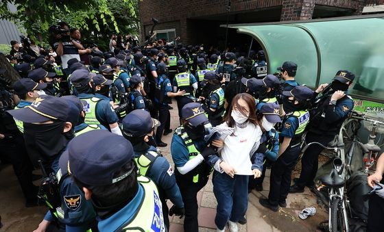 투표함 반출 막는 시위대 끌어내는 경찰