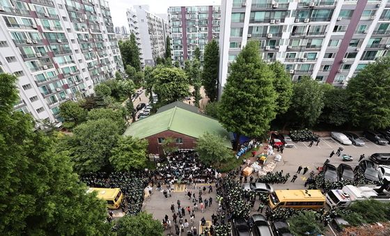 '투표 용지 부족' 잠실 7동 투표소 앞 대치