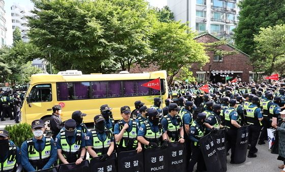 경찰, 잠실7동 투표소에 기동대 투입