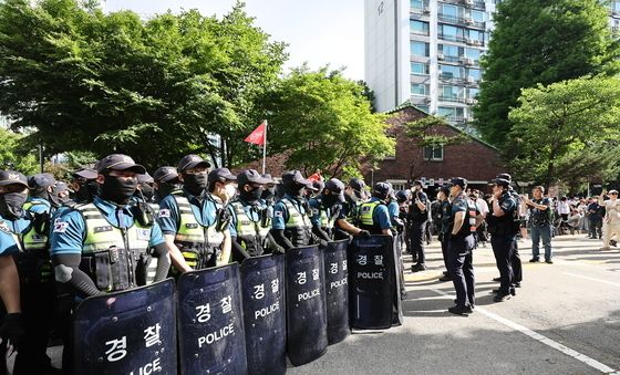 경찰, '잠실7동투표소 봉쇄' 시위대 해산 명령