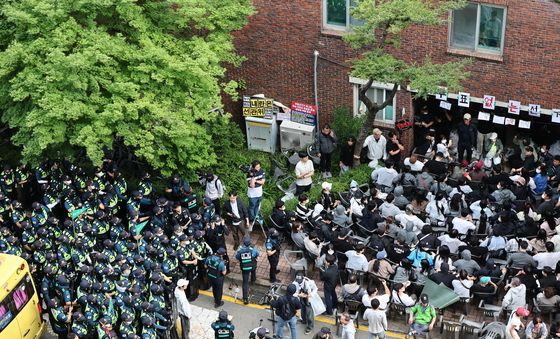 경찰, 잠실7동 투표함 반출 위해 기동대 투입