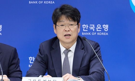 4월 국제수지 설명하는 유성욱 한은 금융통계부장