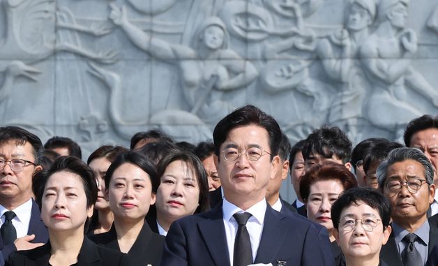 현충원 참배 마친 허태정 대전시장 당선인
