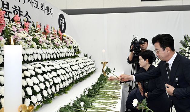 한화에어로 희생자 합동분향소 헌화하는 허태정 대전시장 당선인