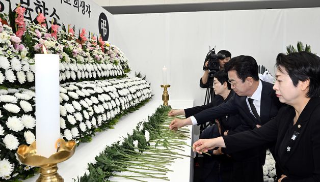 헌화하는 허태정 당선인