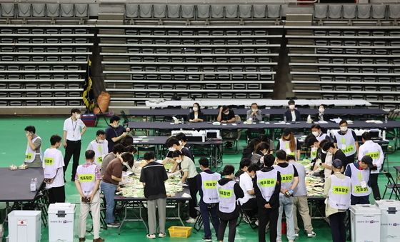 개표 시작된 '투표용지 부족 사태' 잠실 투표함