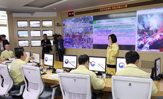 김민석 총리, 폭염·집중호우 대비 국가기상센터 방문