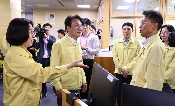 기상청 직원 격려하는 김민석 총리