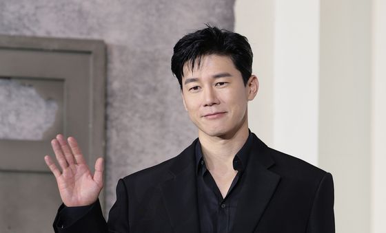 김무열, 부드러운 손 인사