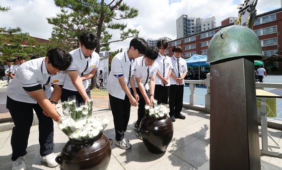 학도병 참전용사 기리며 헌화하는 학생들