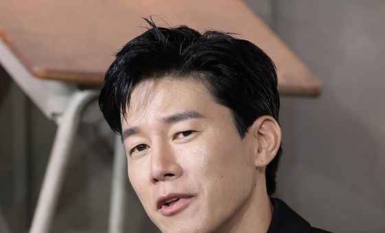 인사말 하는 김무열