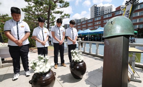 수원고등학교에서 열린 6.25 참전 동문 학도병 추모 헌화식