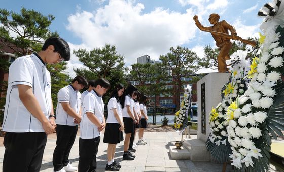 학도병 참전용사 기리며 묵념하는 학생들