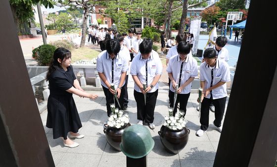 학도병 참전용사 기리며 헌화하는 학생들