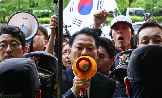 개표소 앞 발언하는 장동혁 대표