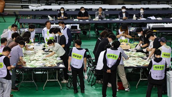 개표 시작된 '투표용지 부족 사태' 잠실 투표함